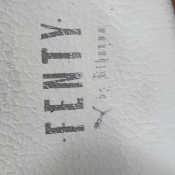 Size 5 women puma slides - Picture 2 of 3